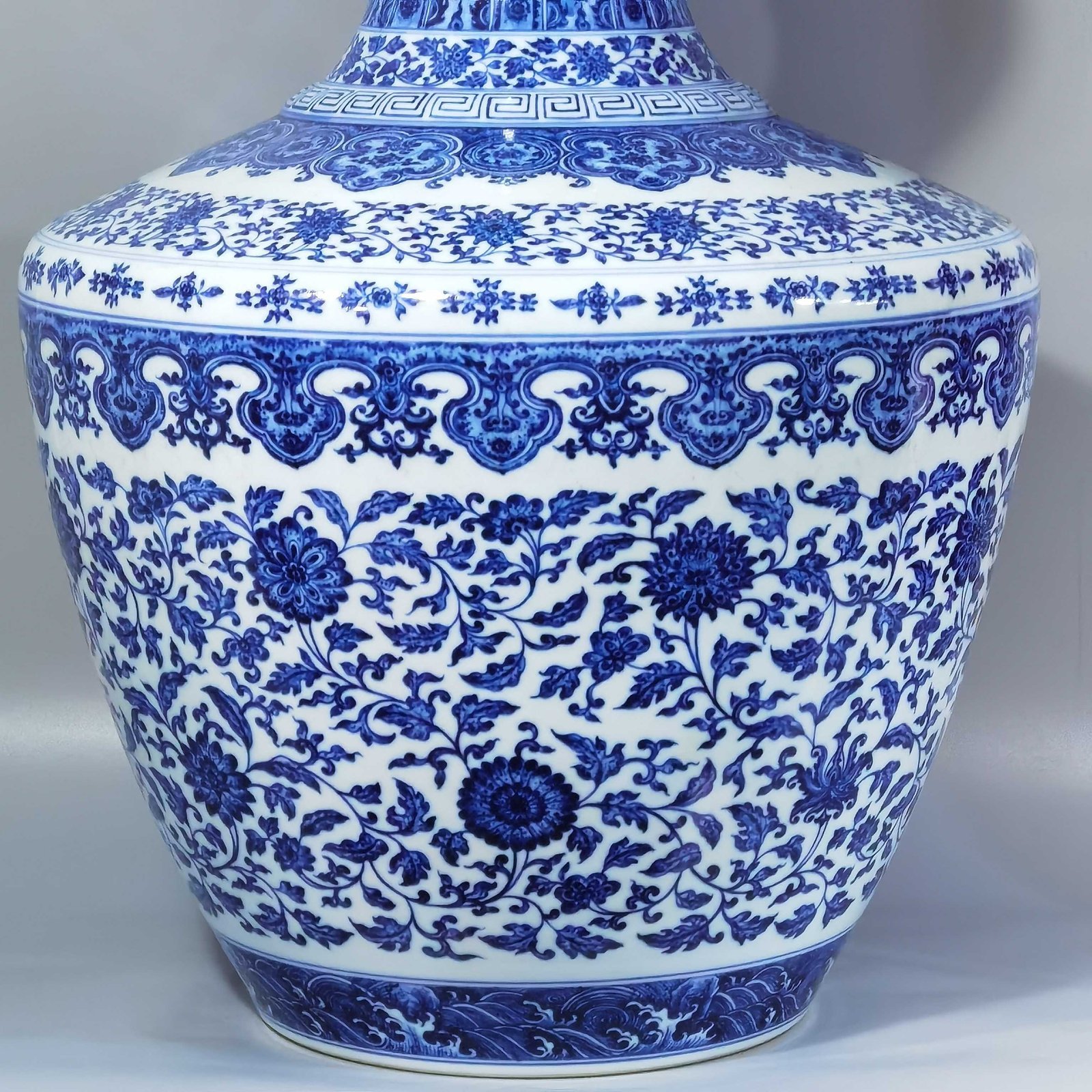 Qing Dynasty Yongzheng blue and white entwining branches and lotus bottle