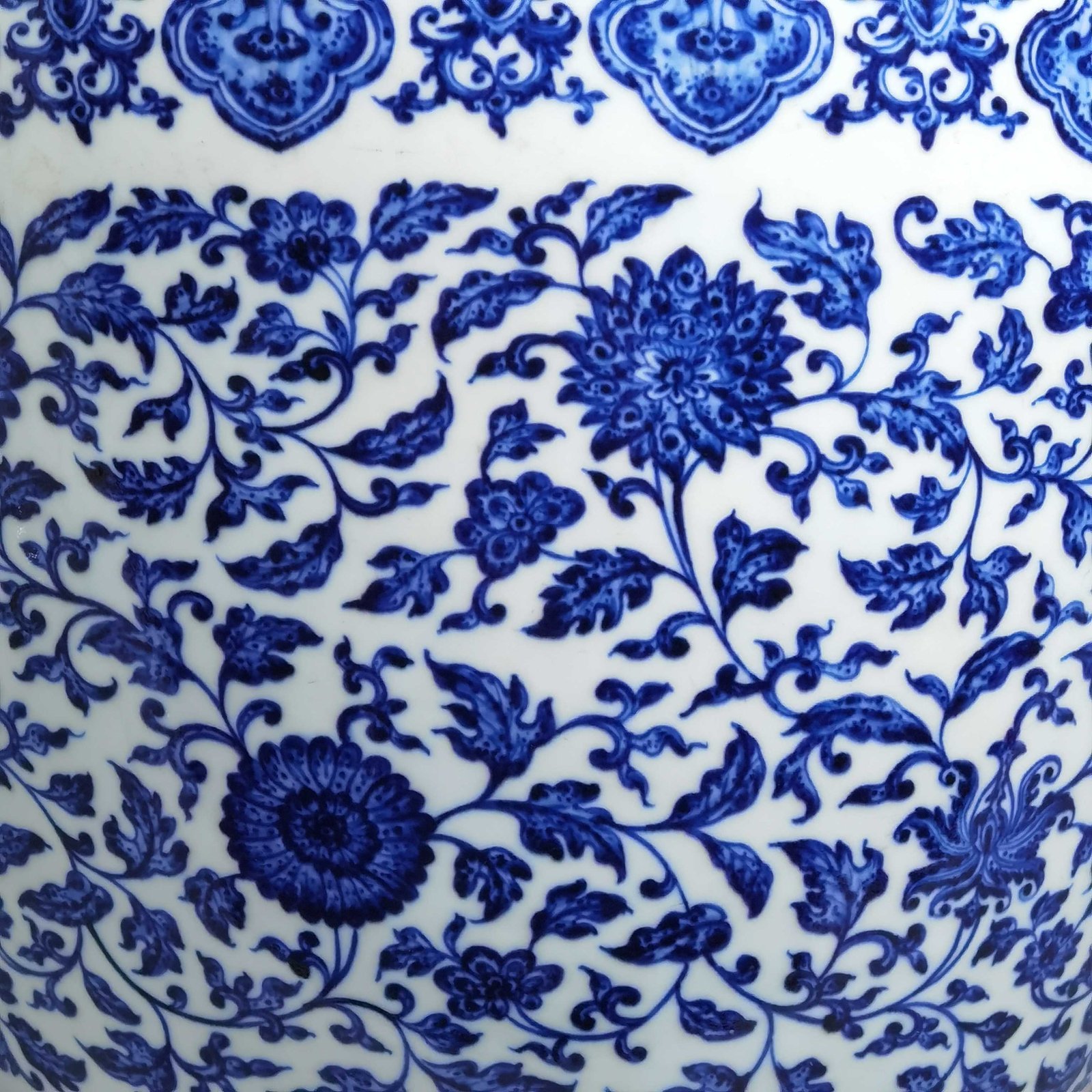 Qing Dynasty Yongzheng blue and white entwining branches and lotus bottle