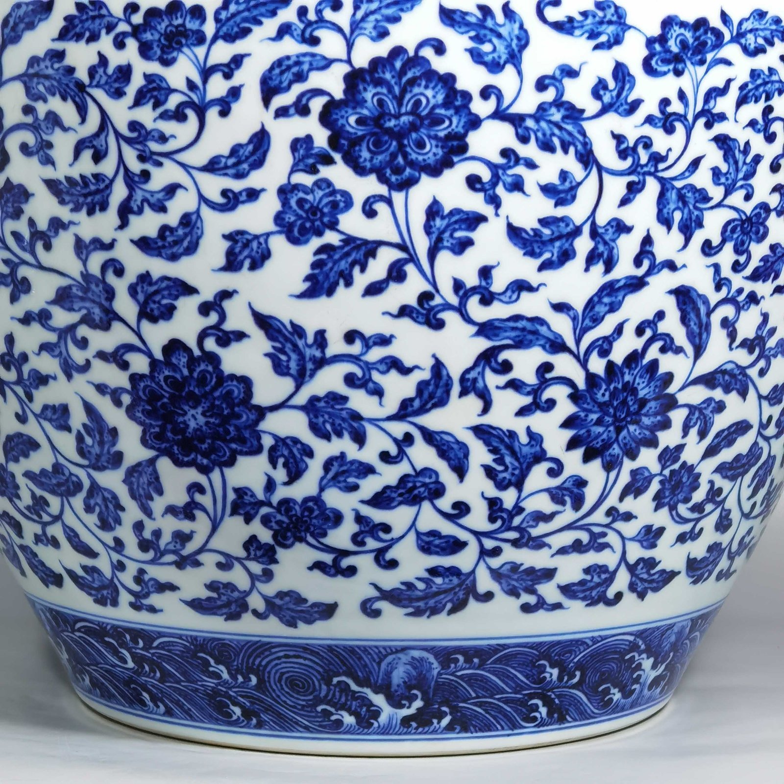 Qing Dynasty Yongzheng blue and white entwining branches and lotus bottle