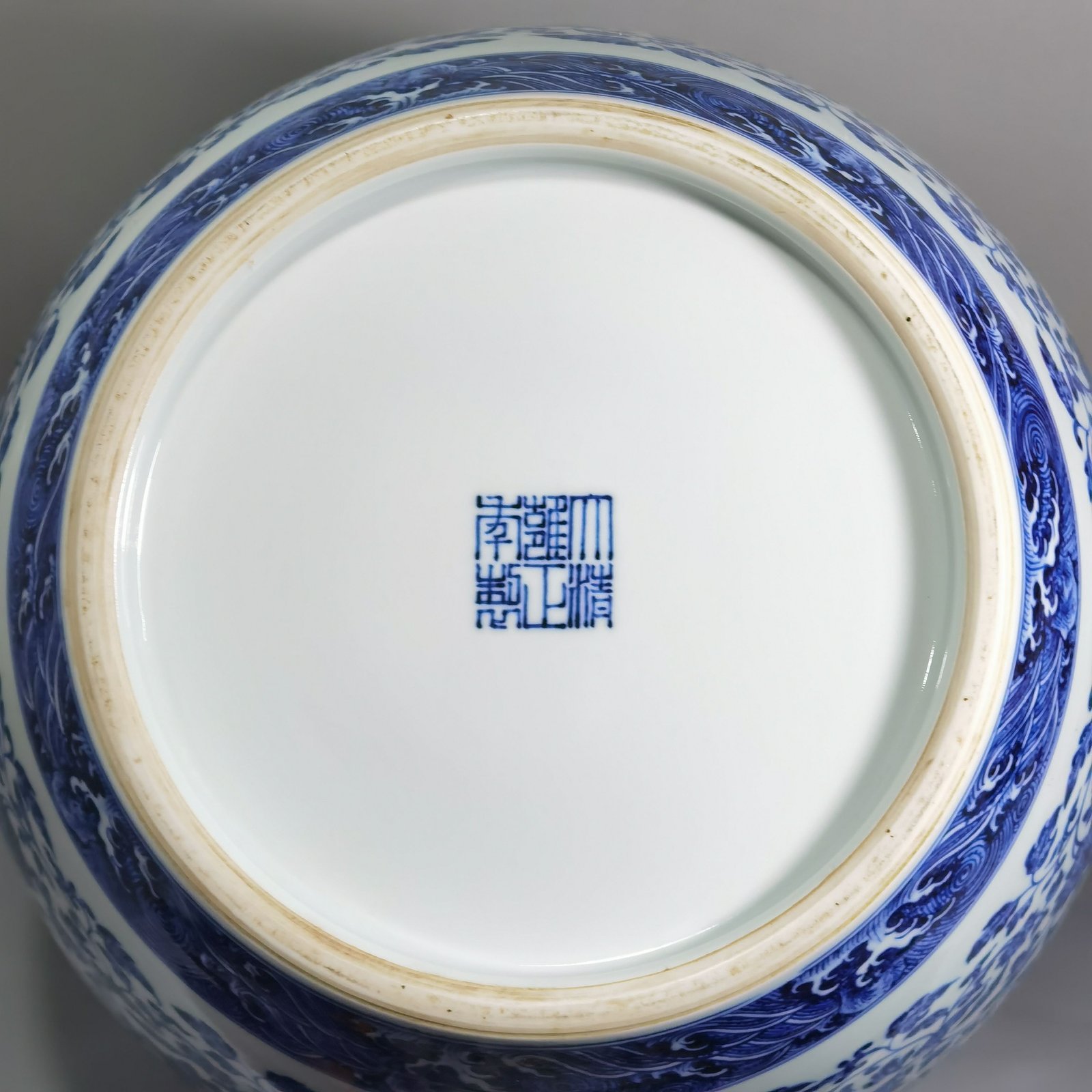 Qing Dynasty Yongzheng blue and white entwining branches and lotus bottle