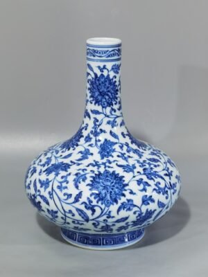 Qing Dynasty Yongzheng blue and white bile vase with lotus pattern