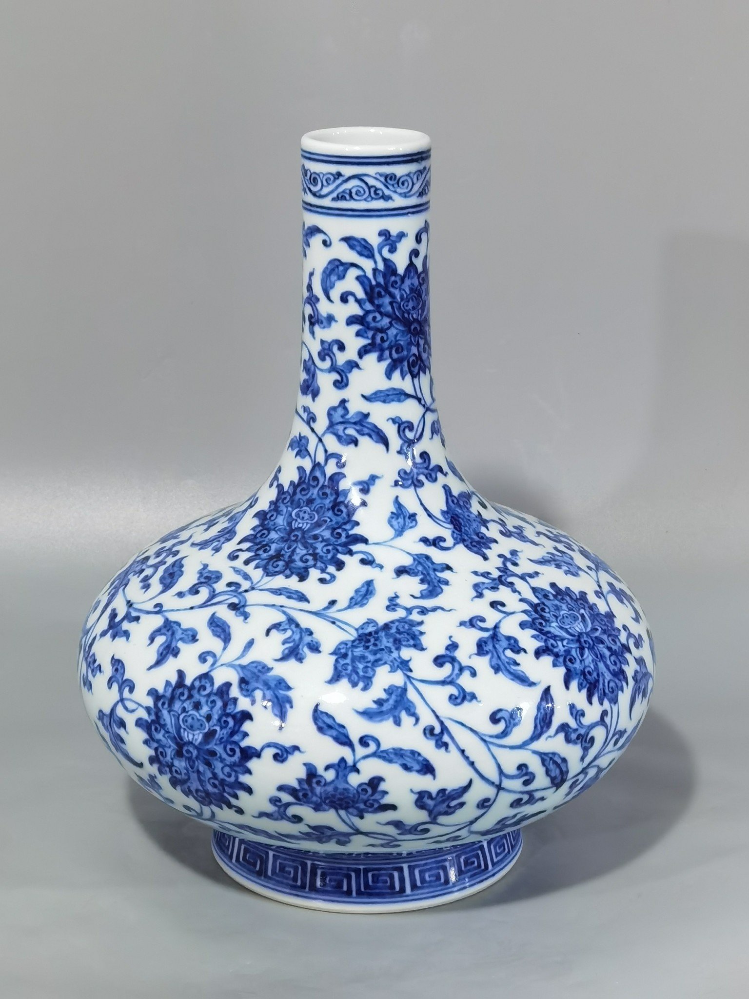 Qing Dynasty Yongzheng blue and white bile vase with lotus pattern