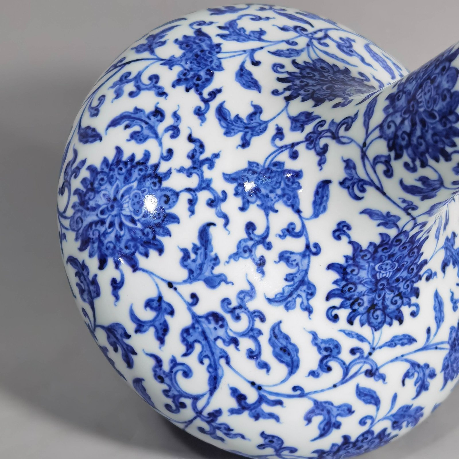 Qing Dynasty Yongzheng blue and white bile vase with lotus pattern