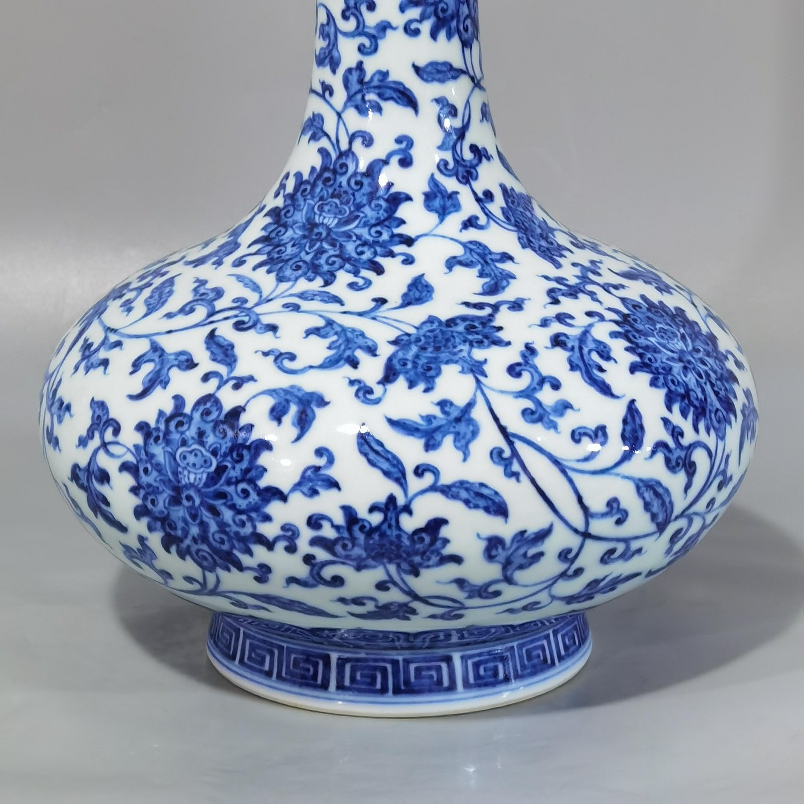 Qing Dynasty Yongzheng blue and white bile vase with lotus pattern