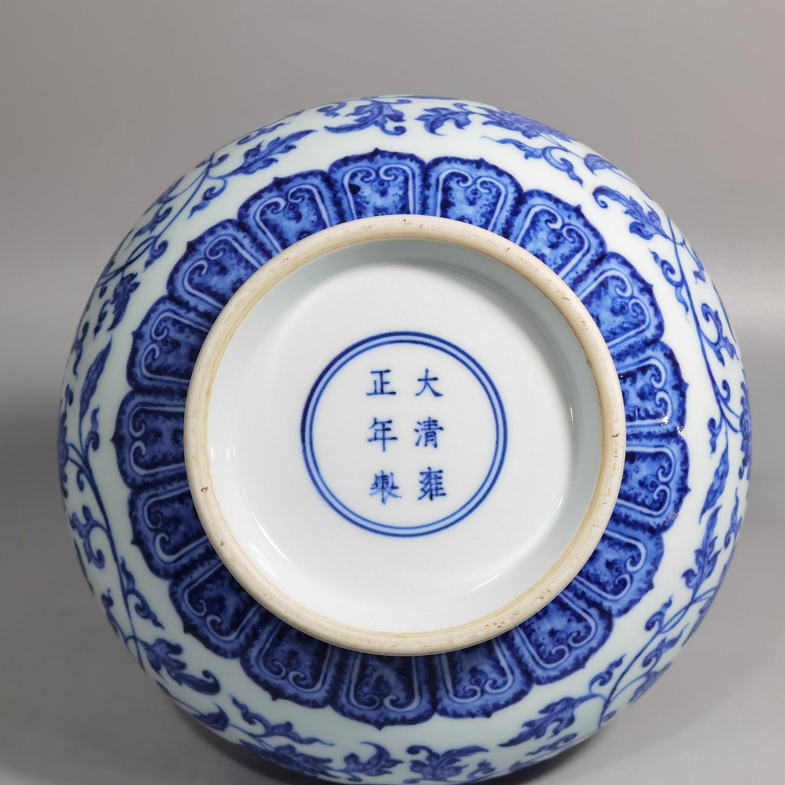 Qing Dynasty Yongzheng blue and white bile vase with lotus pattern