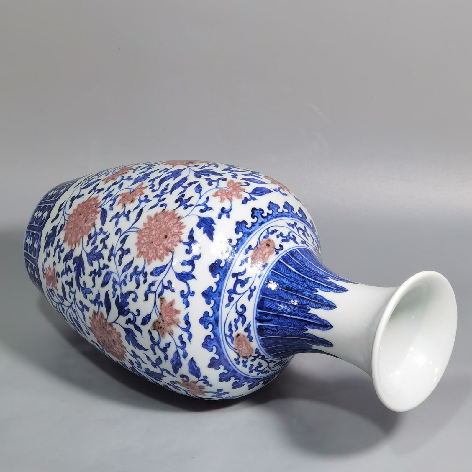 Qing Dynasty Yongzheng blue and white underglaze red lotus pattern skimming bottle