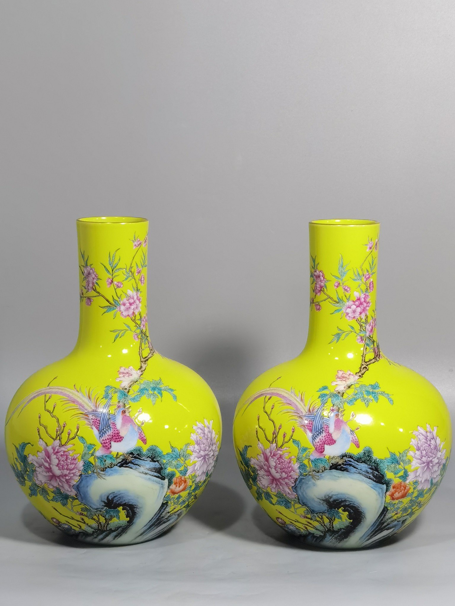 Qing Dynasty Yongzheng yellow ground pastel golden pheasant peony and flower celestial sphere vase
