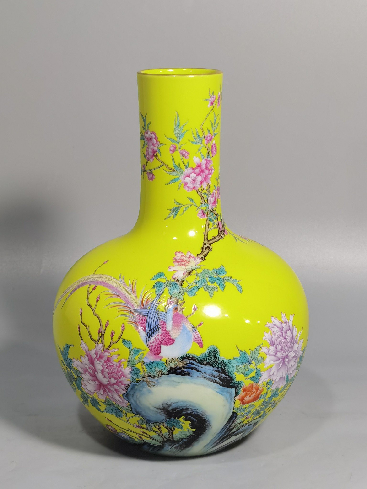 Qing Dynasty Yongzheng yellow ground pastel golden pheasant peony and flower celestial sphere vase