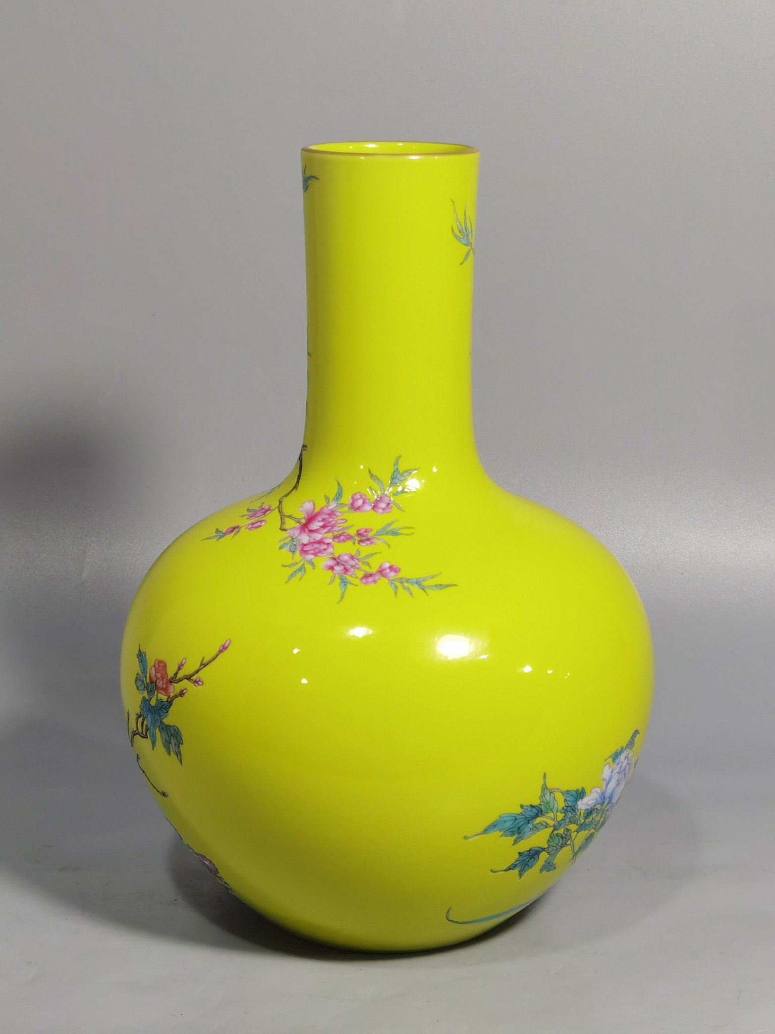 Qing Dynasty Yongzheng yellow ground pastel golden pheasant peony and flower celestial sphere vase