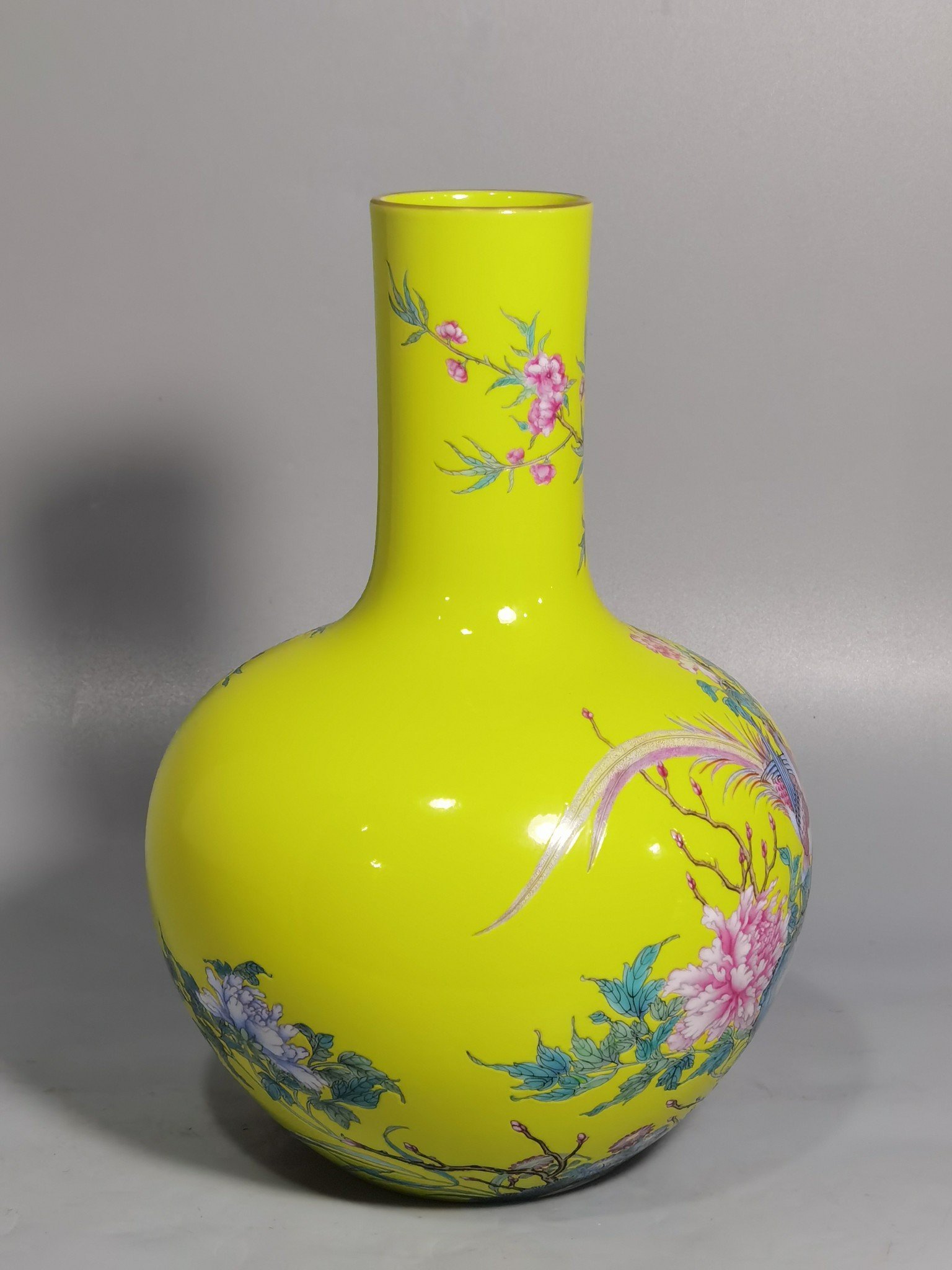 Qing Dynasty Yongzheng yellow ground pastel golden pheasant peony and flower celestial sphere vase