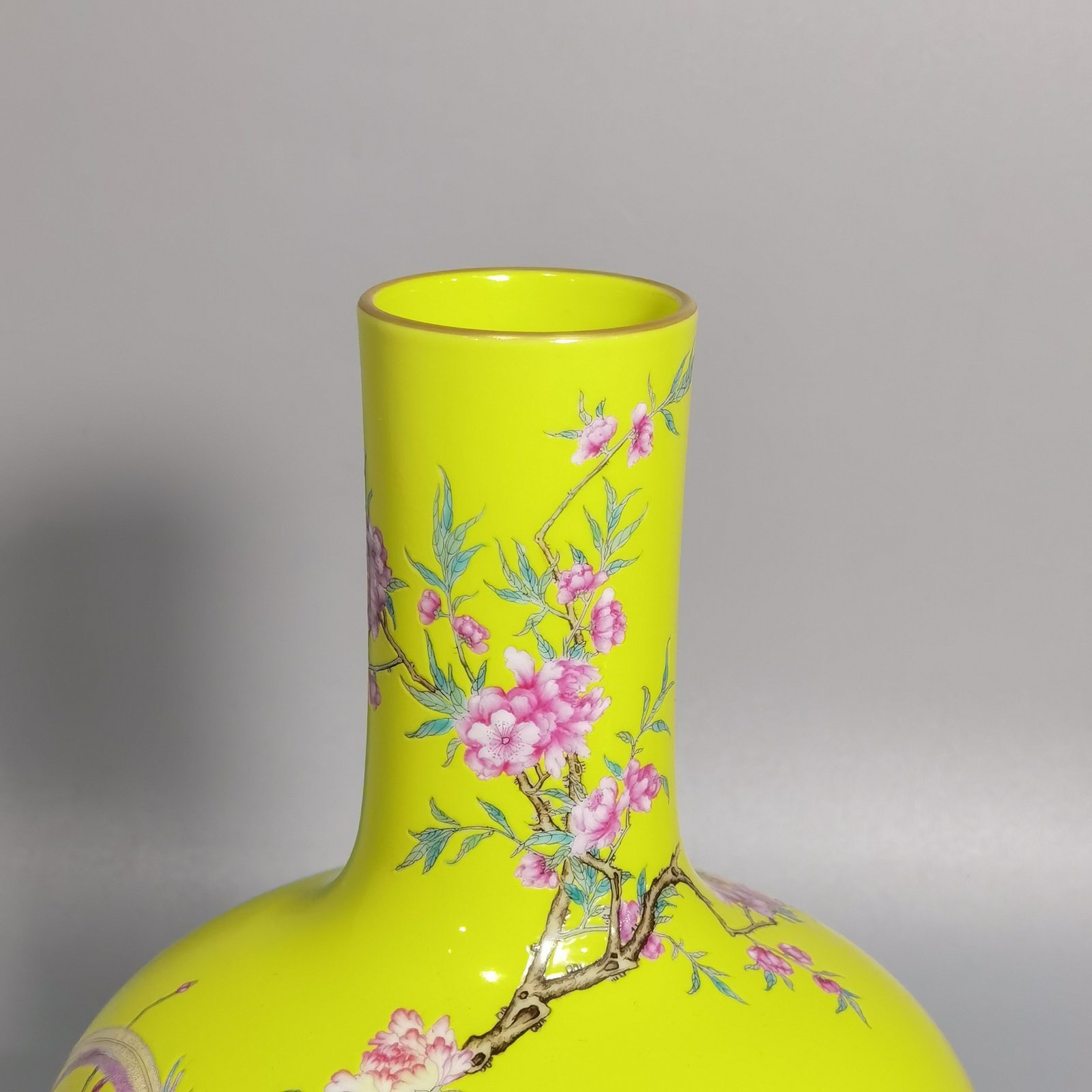 Qing Dynasty Yongzheng yellow ground pastel golden pheasant peony and flower celestial sphere vase
