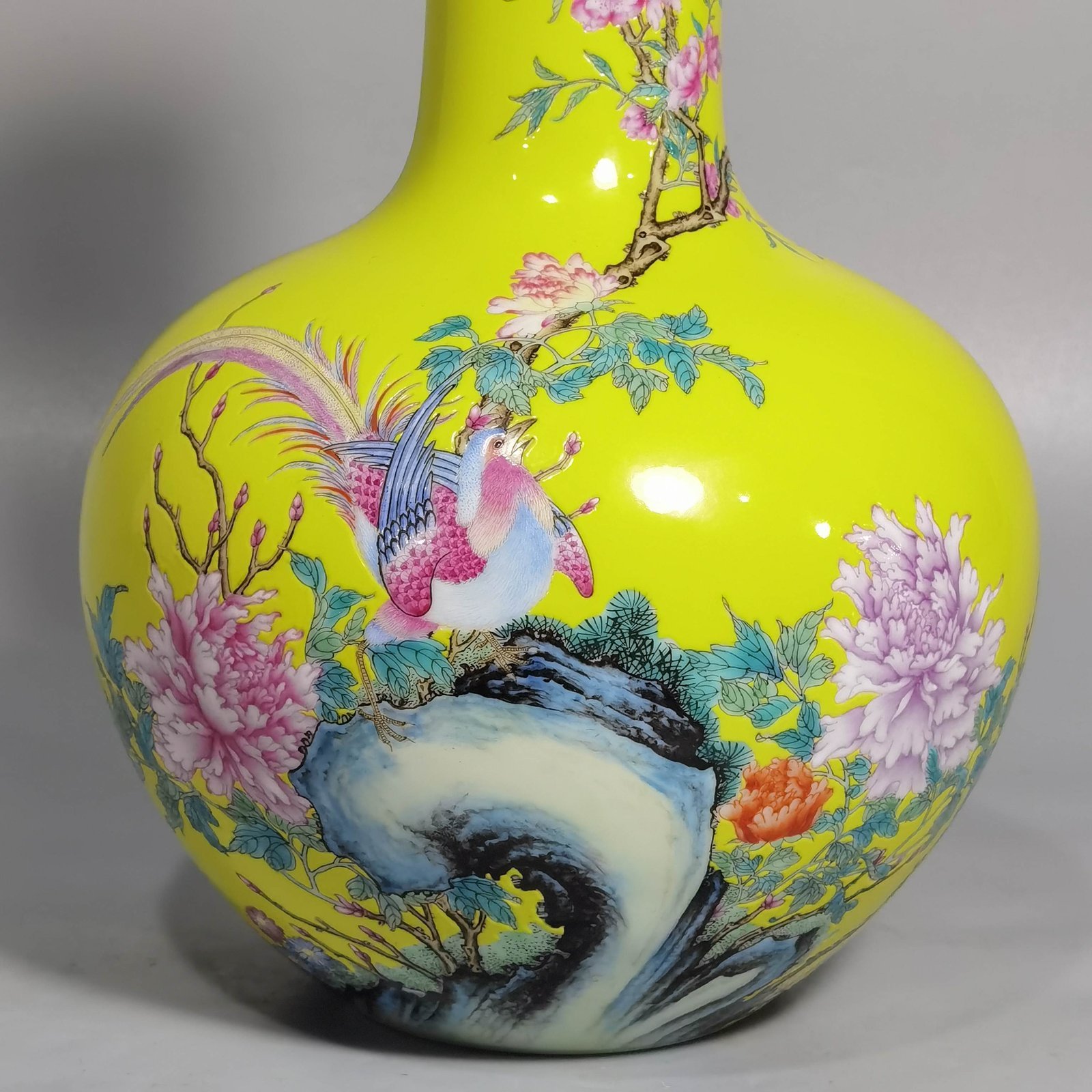 Qing Dynasty Yongzheng yellow ground pastel golden pheasant peony and flower celestial sphere vase
