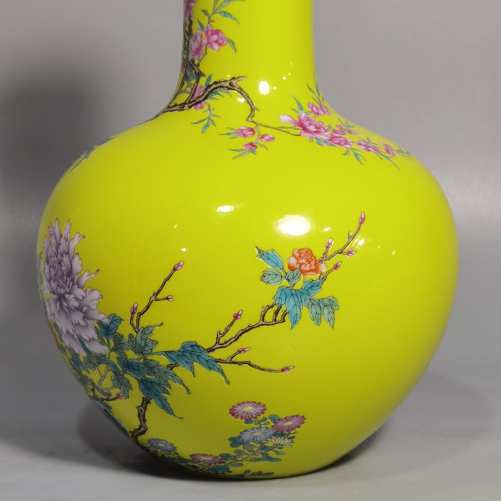 Qing Dynasty Yongzheng yellow ground pastel golden pheasant peony and flower celestial sphere vase
