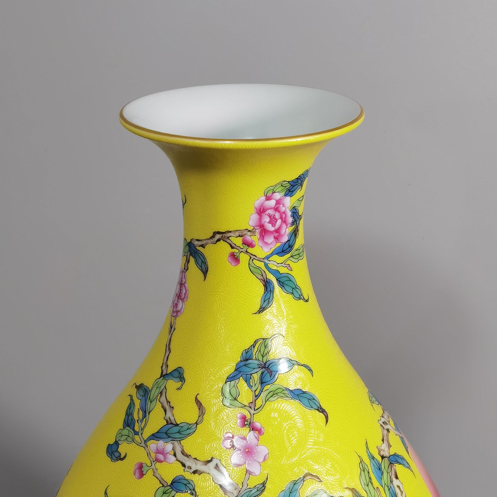 Qing Dynasty Yongzheng yellow ground rolling road pastel eight peaches and five blessings olive vase