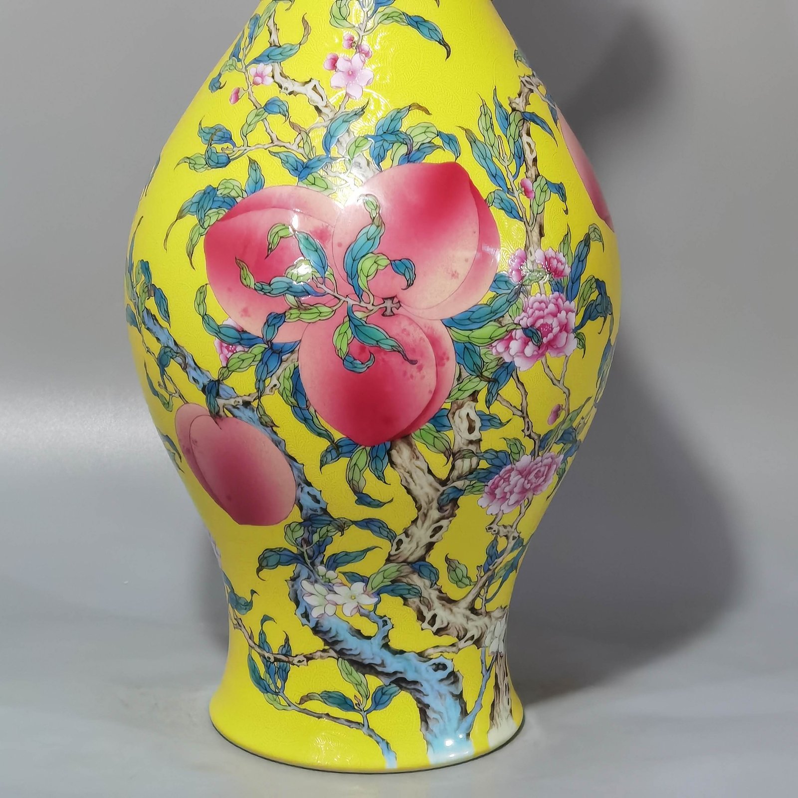 Qing Dynasty Yongzheng yellow ground rolling road pastel eight peaches and five blessings olive vase