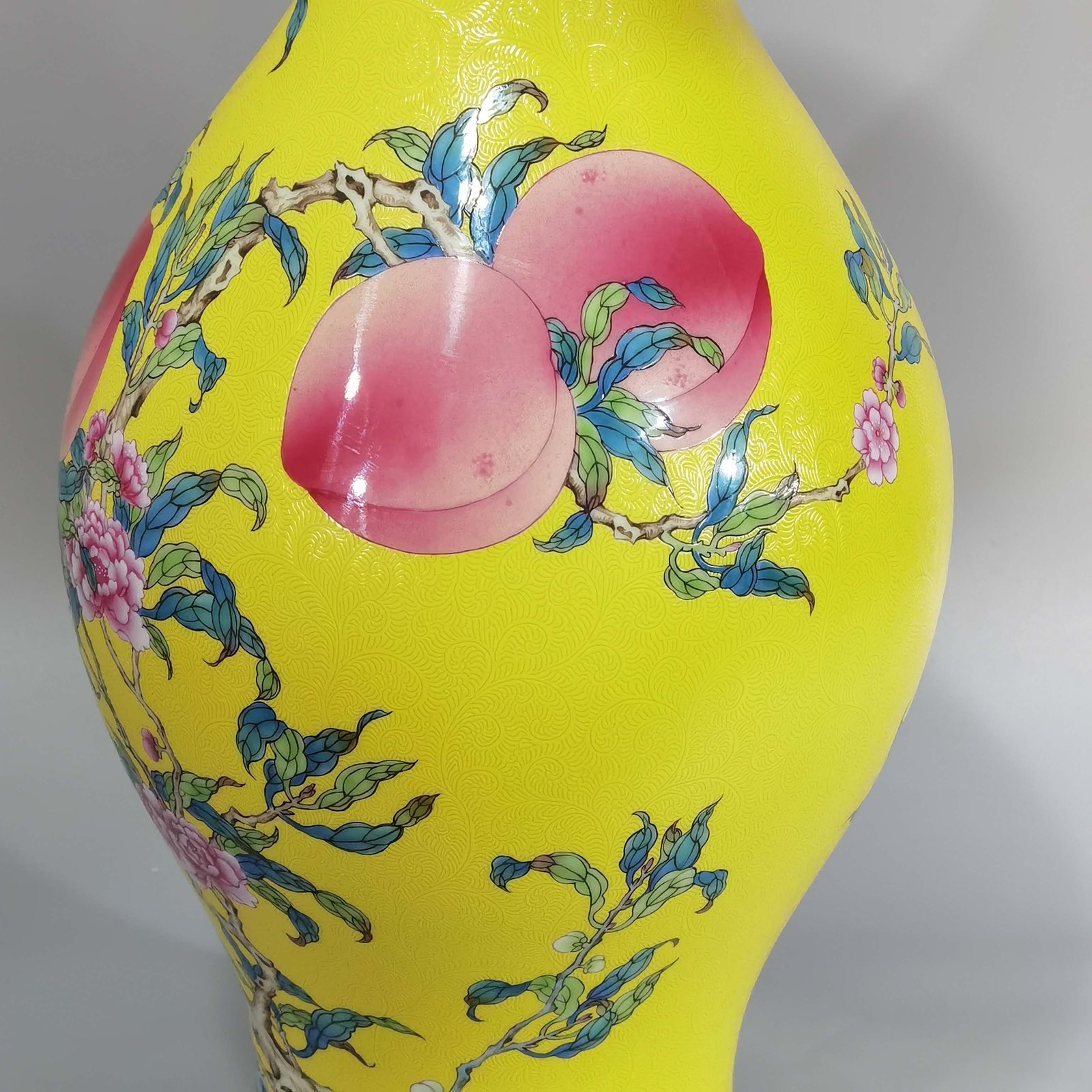 Qing Dynasty Yongzheng yellow ground rolling road pastel eight peaches and five blessings olive vase
