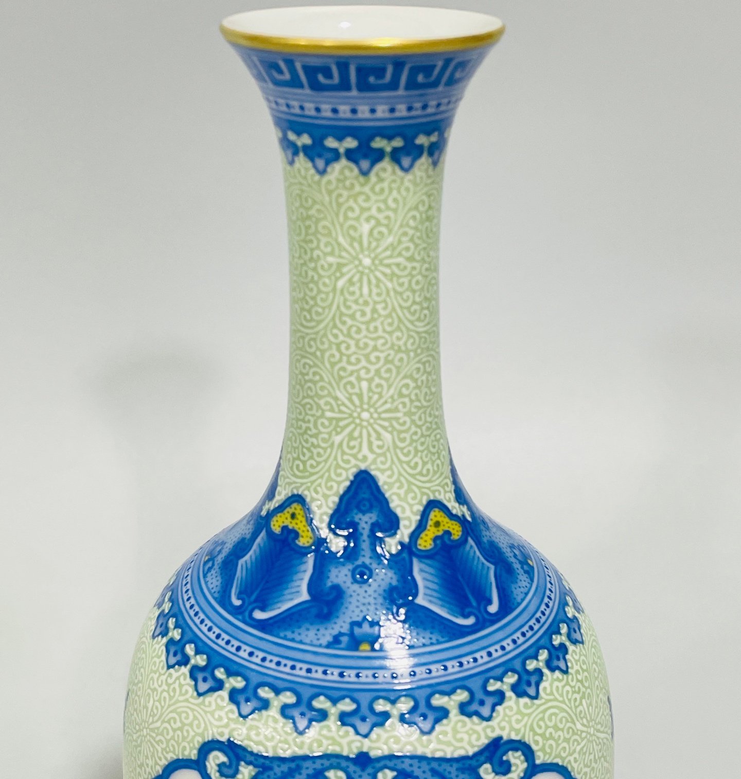 Qing Dynasty Yongzheng enamel flower and bird window vase