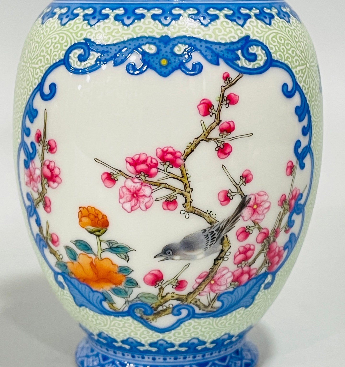 Qing Dynasty Yongzheng enamel flower and bird window vase