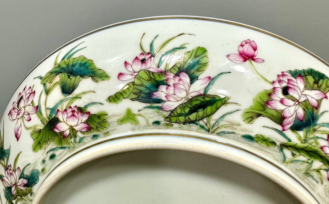 Qing Dynasty Yongzheng pastel flowers and birds painted with figures