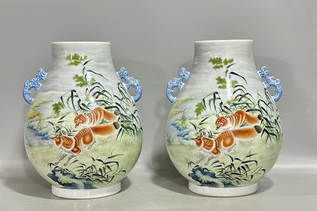 Qing Dynasty Yongzheng a pastel double-eared statue of animals showing mutual benefit