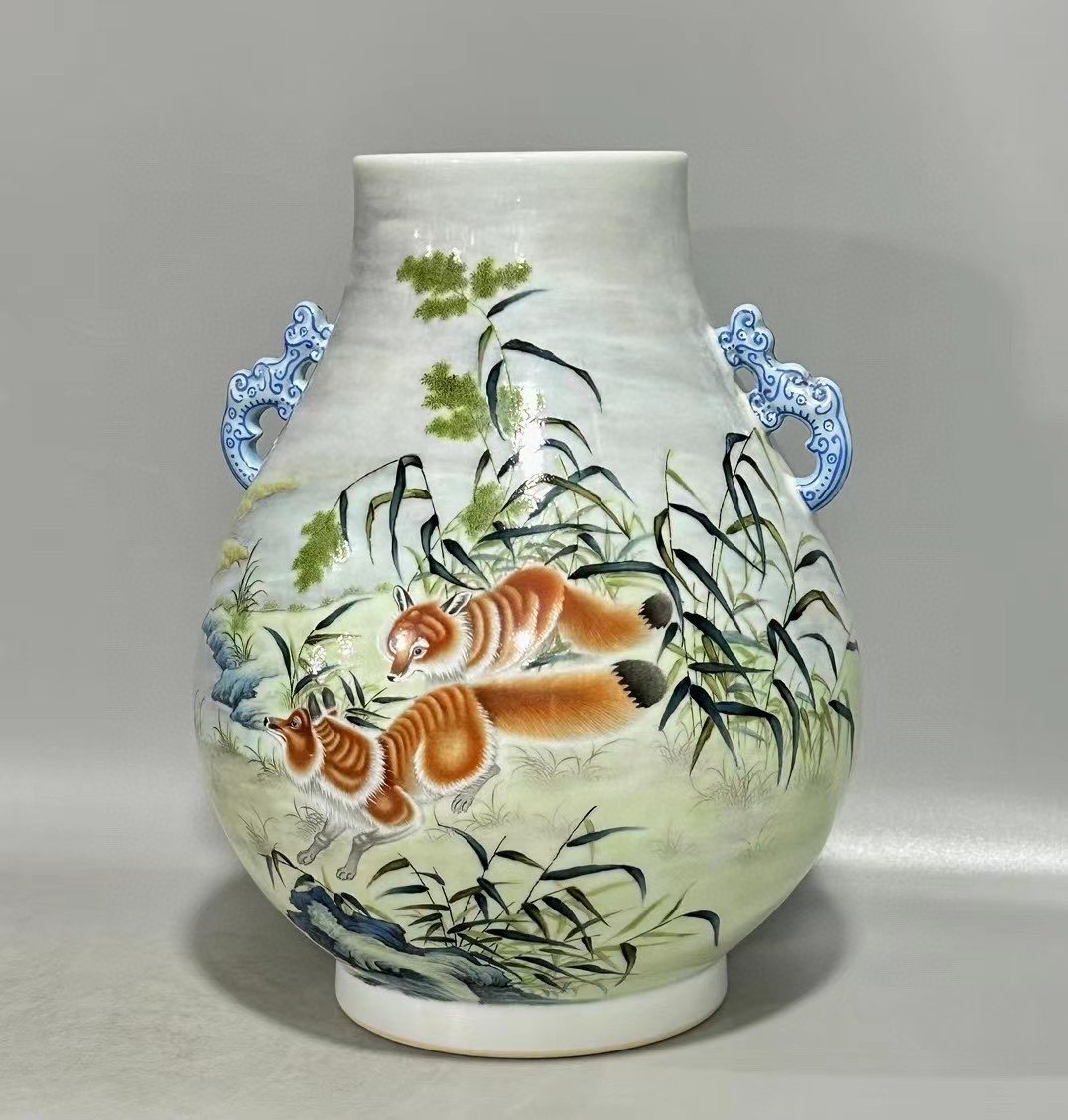 Qing Dynasty Yongzheng a pastel double-eared statue of animals showing mutual benefit