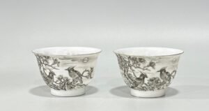 Qing Dynasty Yongzheng Thin cup with ink color painting of flowers and birds fish and algae pattern inside