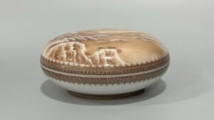 Qing Dynasty Yongzheng Ink clay box with landscape figures and snow scene in gold