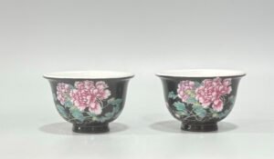 Qing Dynasty Yongzheng Enamel black gold glaze cup with peony pattern