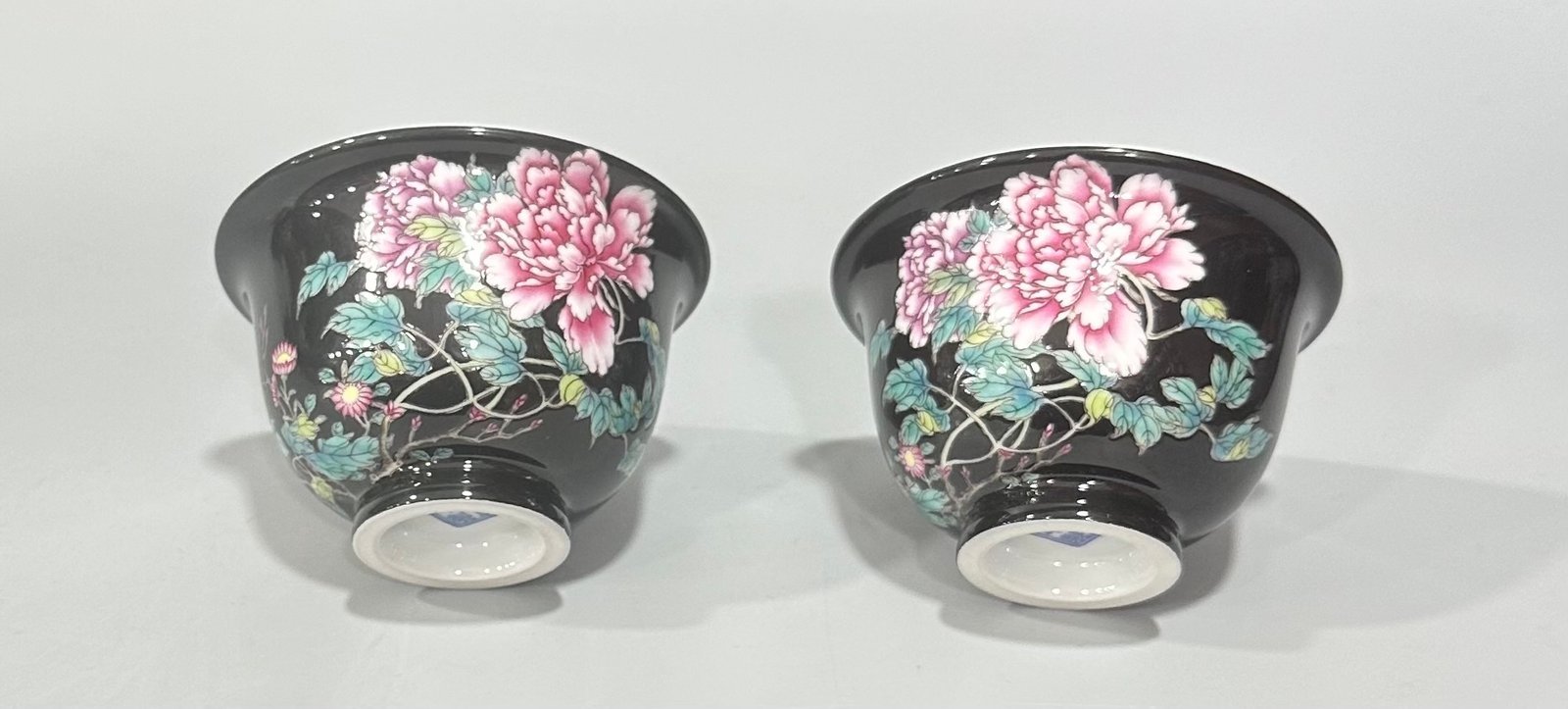 Qing Dynasty Yongzheng Enamel black gold glaze cup with peony pattern