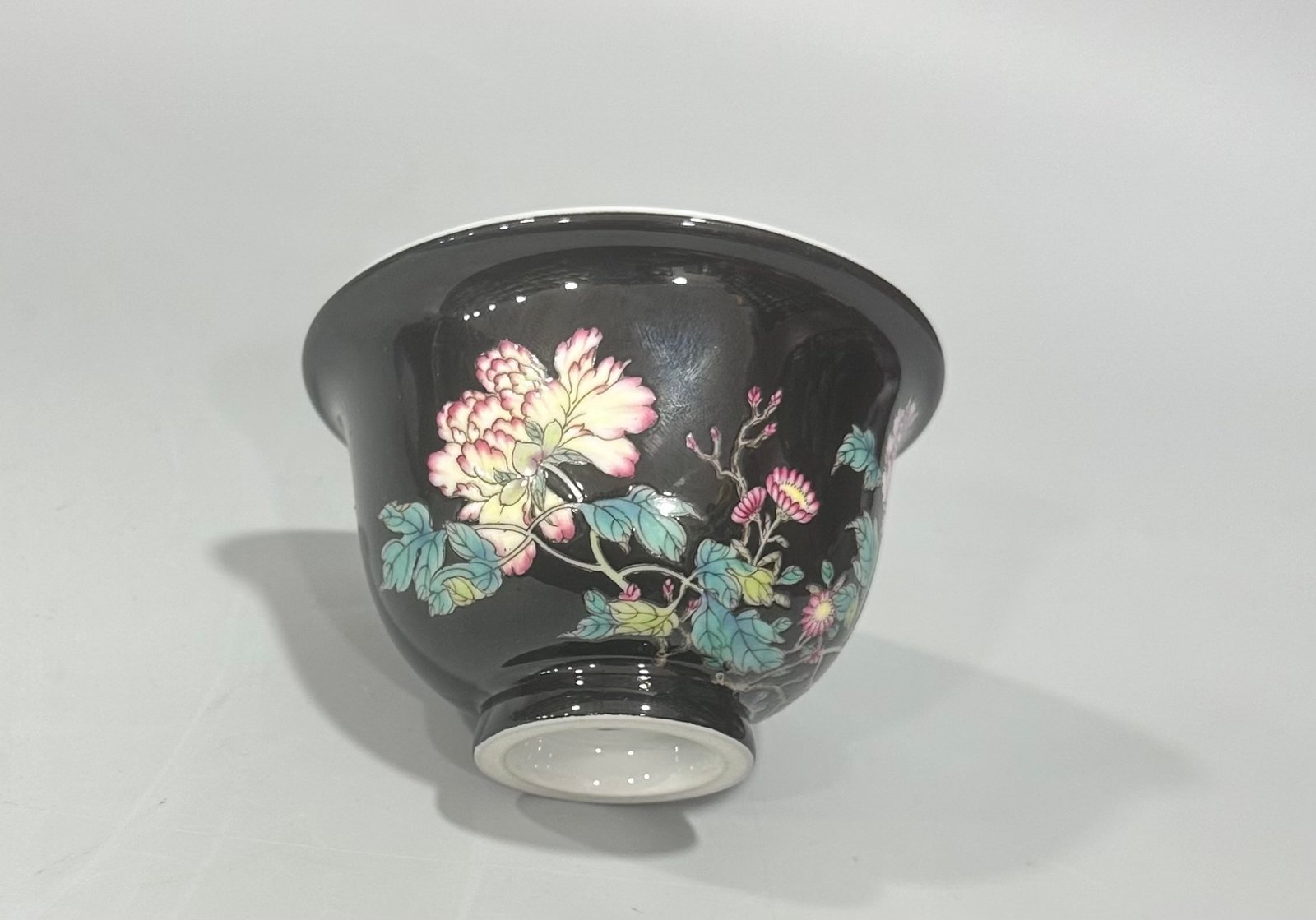 Qing Dynasty Yongzheng Enamel black gold glaze cup with peony pattern