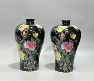 Qing Dynasty Yongzheng enamel black gold glaze small plum vase with flower and bird patterns