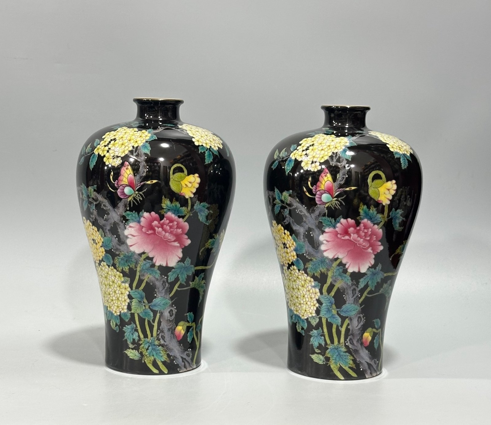 Qing Dynasty Yongzheng enamel black gold glaze small plum vase with flower and bird patterns