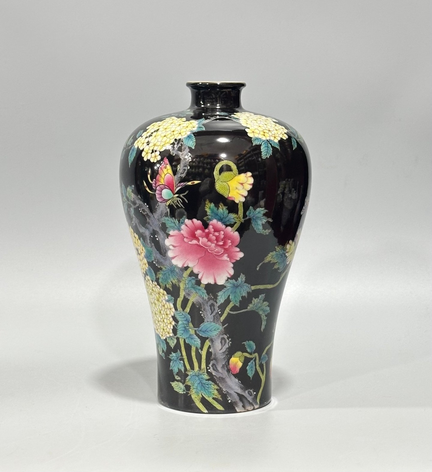 Qing Dynasty Yongzheng enamel black gold glaze small plum vase with flower and bird patterns