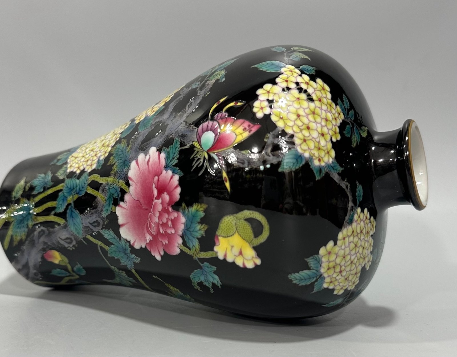 Qing Dynasty Yongzheng enamel black gold glaze small plum vase with flower and bird patterns
