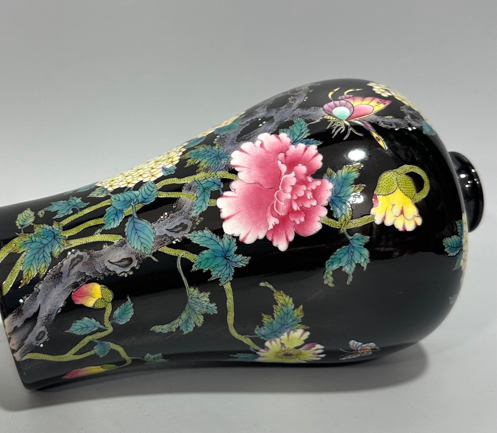 Qing Dynasty Yongzheng enamel black gold glaze small plum vase with flower and bird patterns