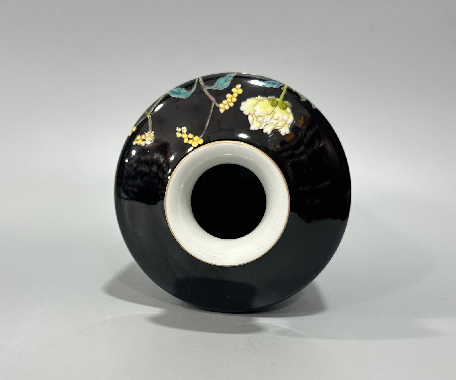 Qing Dynasty Yongzheng Enamel black gold glaze flower and bird poetry straight plum vase