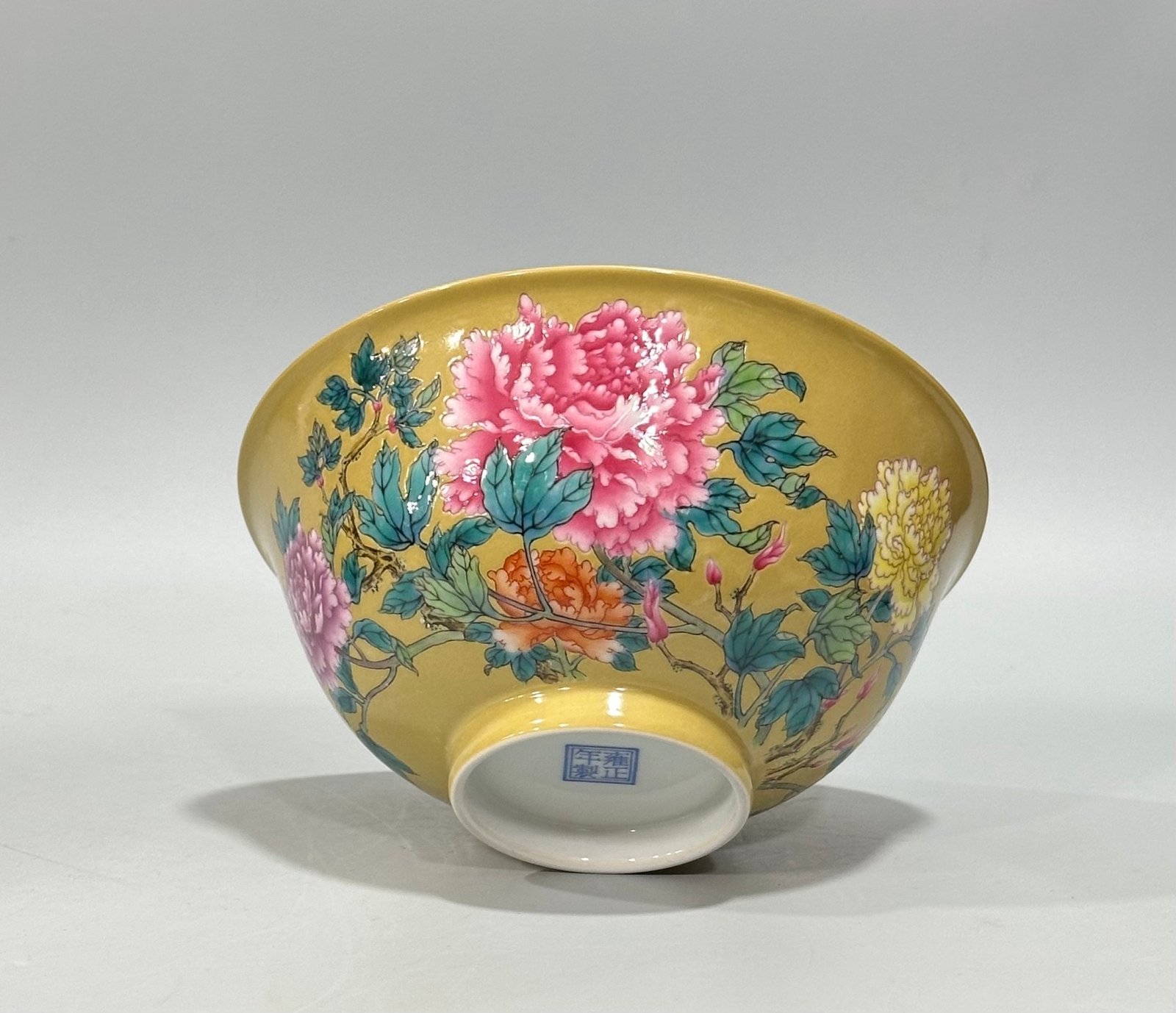 Qing Dynasty Yongzheng Enamel turmeric glaze bowl with peony pattern