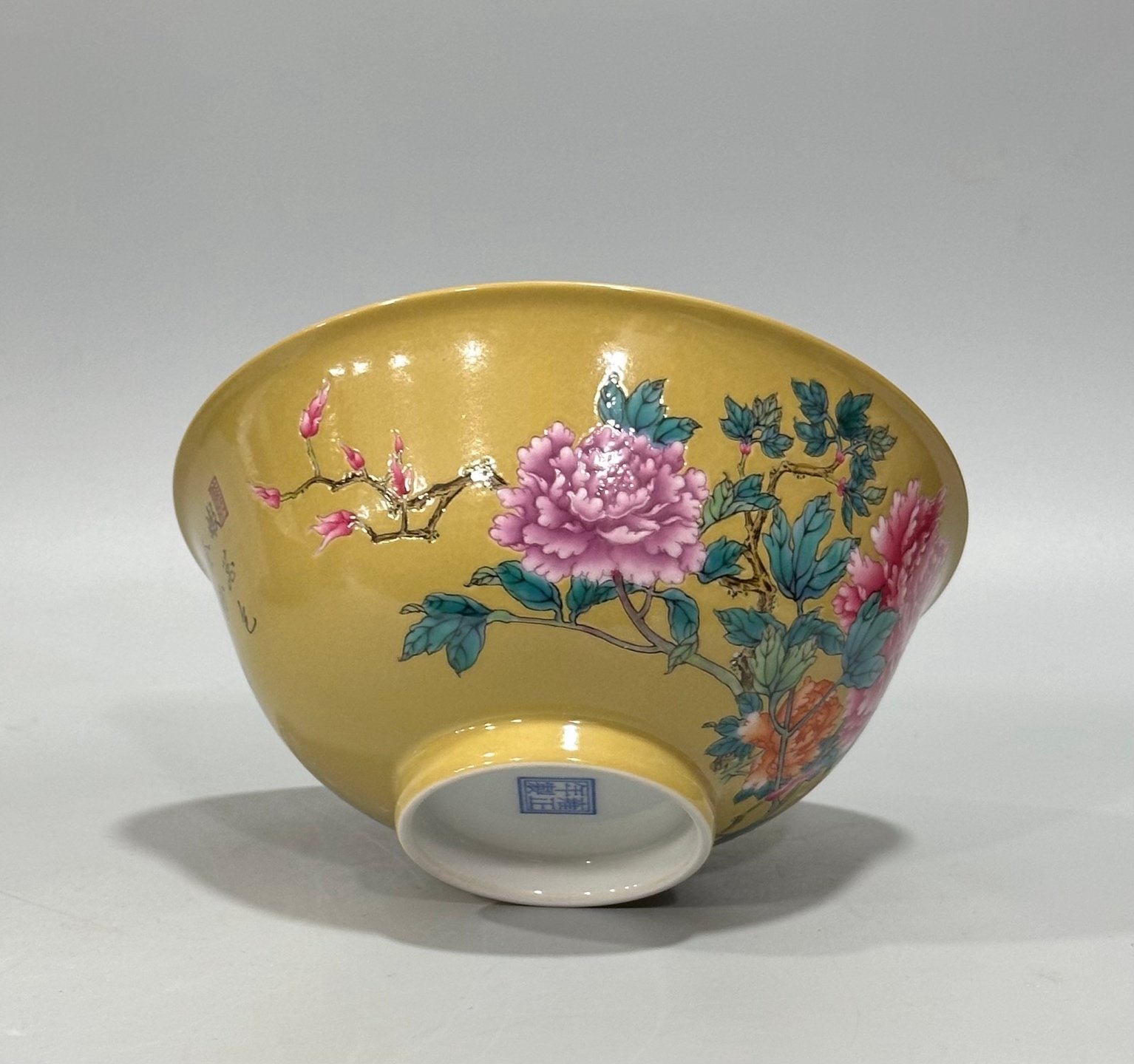 Qing Dynasty Yongzheng Enamel turmeric glaze bowl with peony pattern
