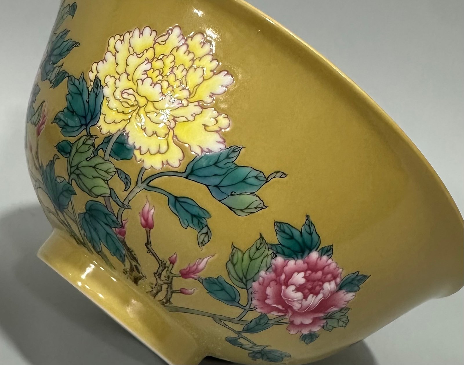 Qing Dynasty Yongzheng Enamel turmeric glaze bowl with peony pattern