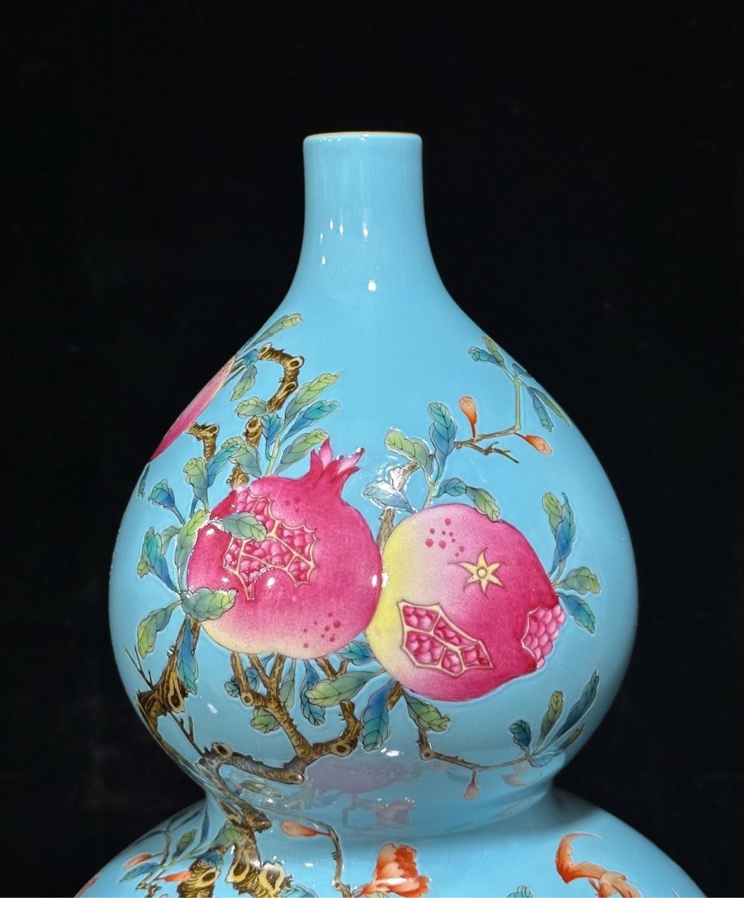 Qing Dynasty Yongzheng Enamel turquoise green glaze gourd bottle with pomegranate pattern