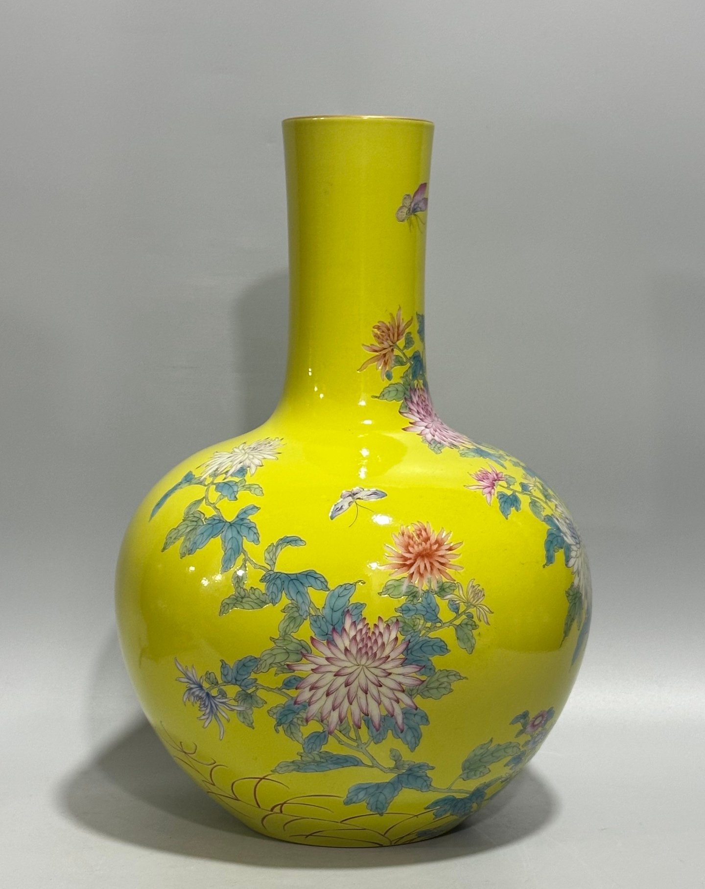 Qing Dynasty Yongzheng Enamel lemon yellow glaze celestial sphere vase with flower and bird patterns