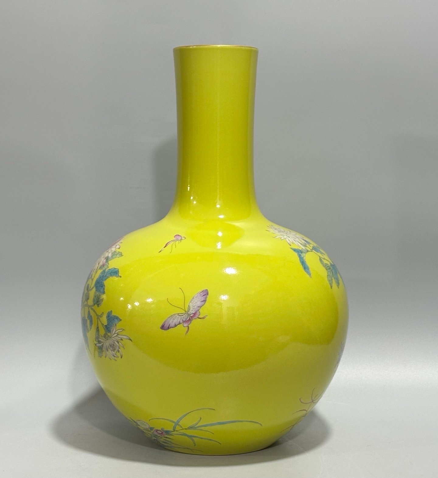 Qing Dynasty Yongzheng Enamel lemon yellow glaze celestial sphere vase with flower and bird patterns