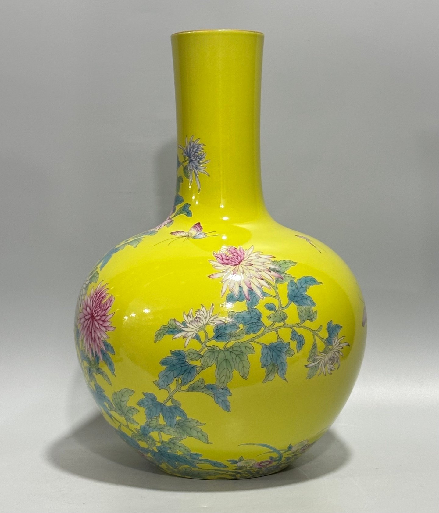 Qing Dynasty Yongzheng Enamel lemon yellow glaze celestial sphere vase with flower and bird patterns