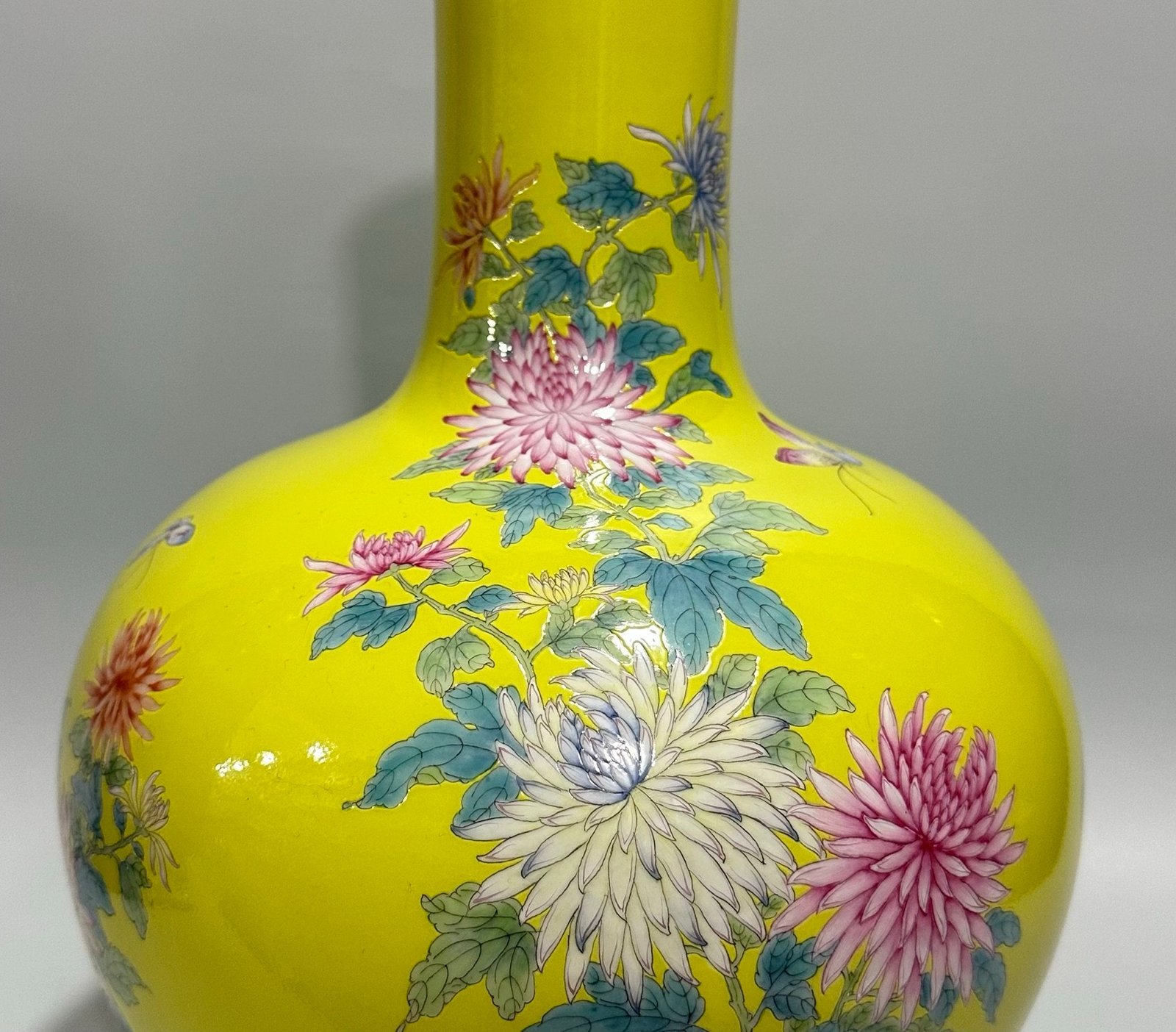 Qing Dynasty Yongzheng Enamel lemon yellow glaze celestial sphere vase with flower and bird patterns