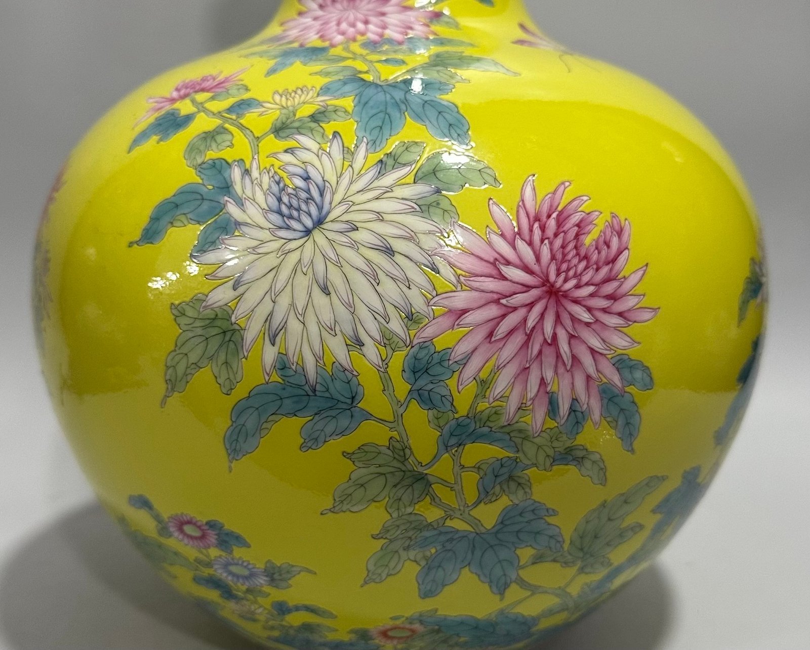 Qing Dynasty Yongzheng Enamel lemon yellow glaze celestial sphere vase with flower and bird patterns