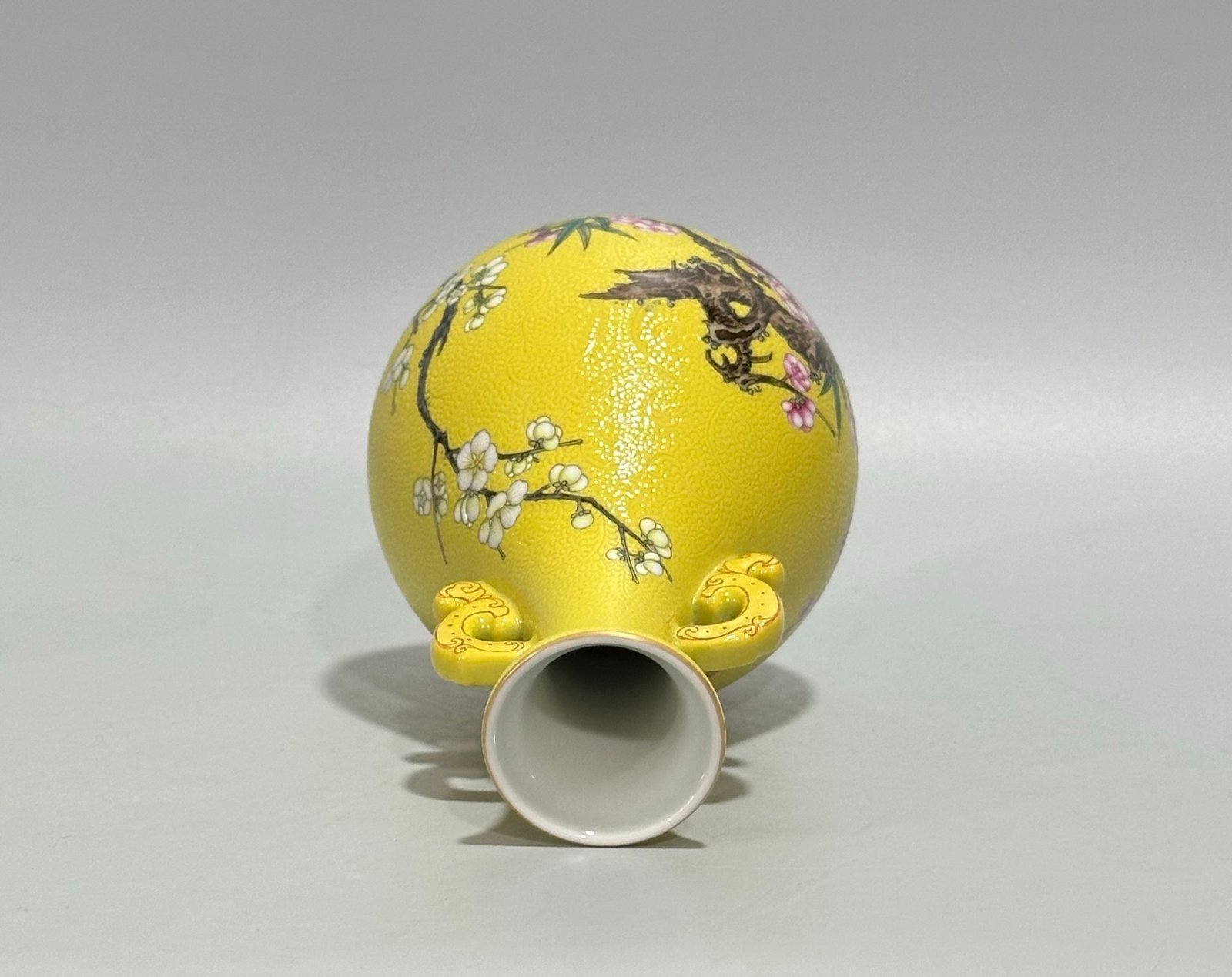 Qing Dynasty Yongzheng Enamel lemon yellow glaze orbital plum and bamboo pattern amphora
