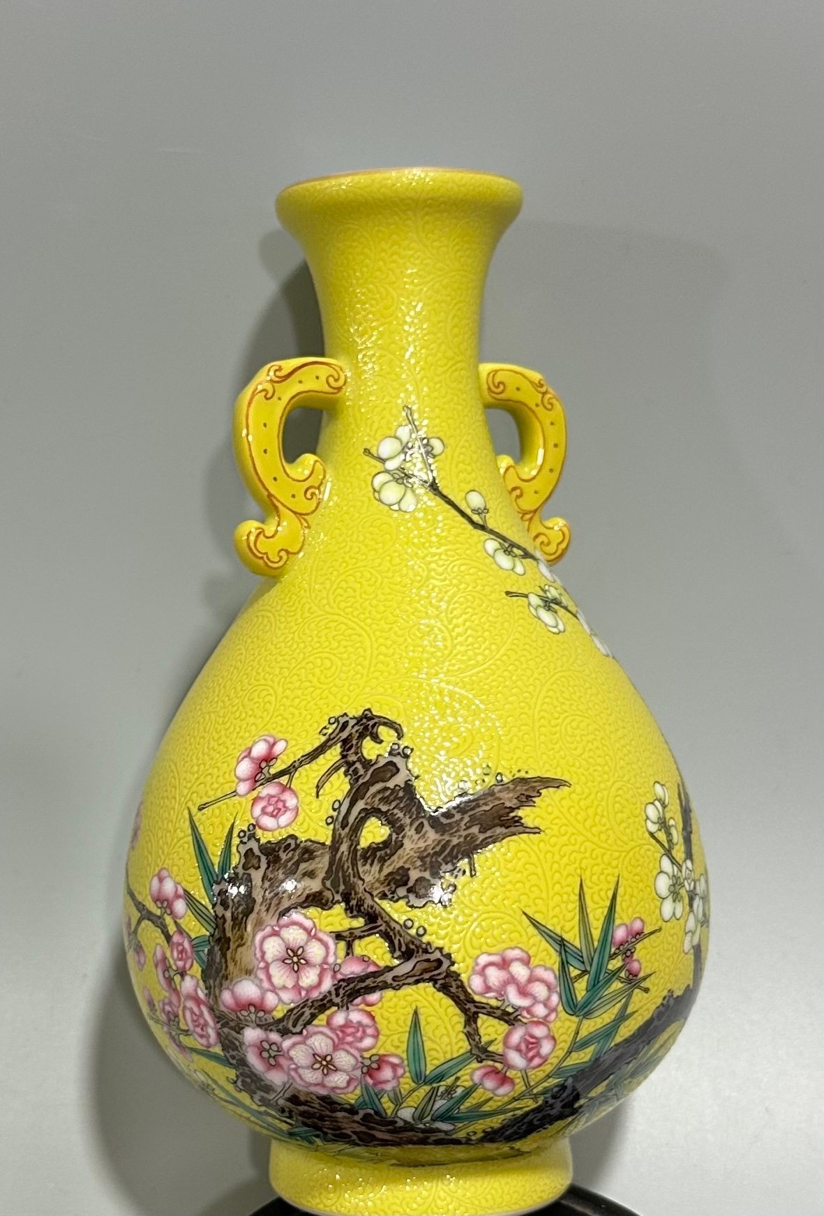 Qing Dynasty Yongzheng Enamel lemon yellow glaze orbital plum and bamboo pattern amphora