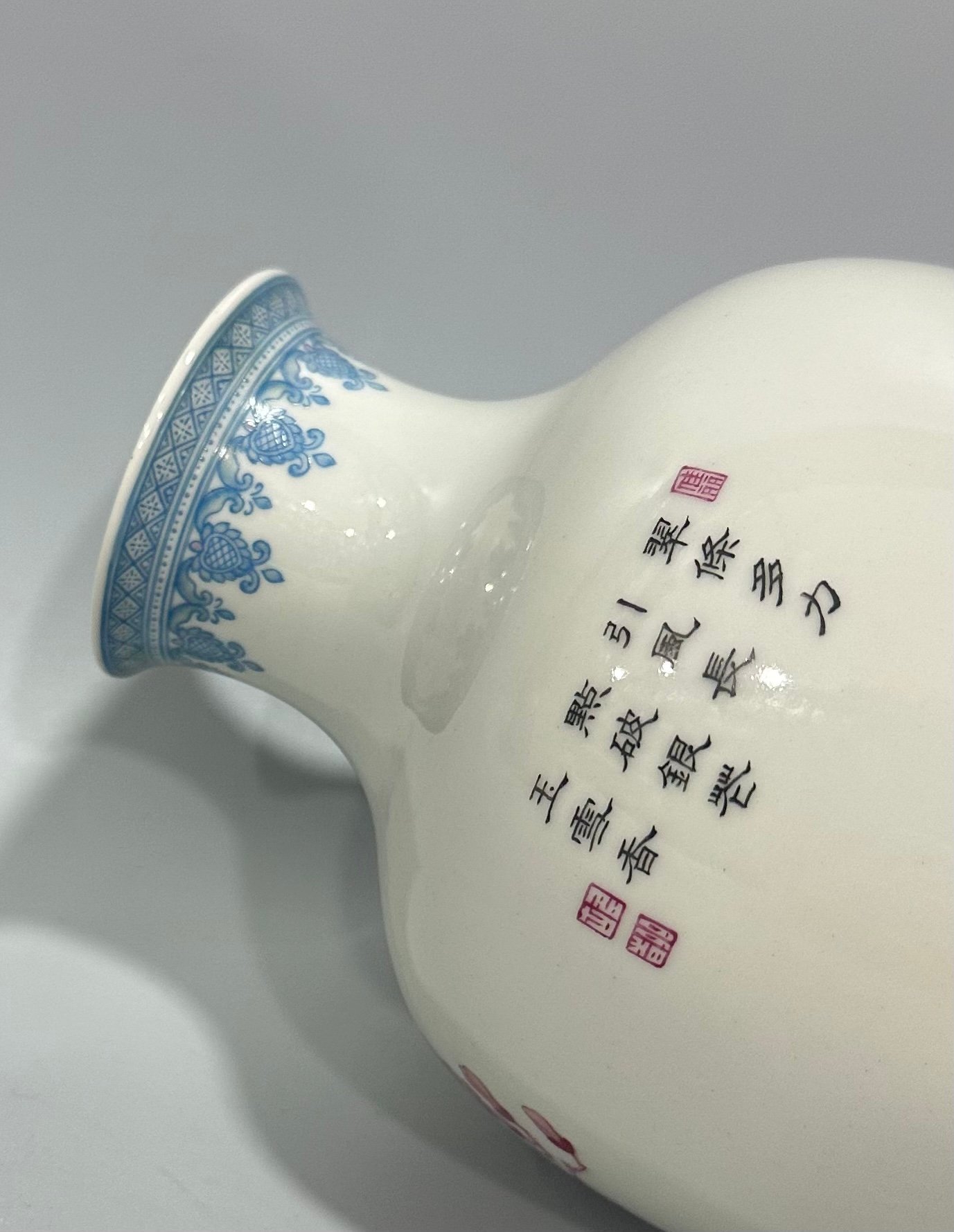 Qing Dynasty Yongzheng Enamel agate red flower and bird poetry vase