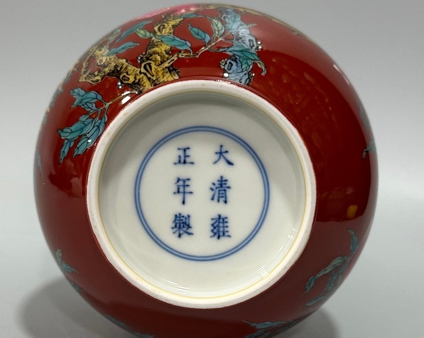 Qing Dynasty Yongzheng Enamel coral red three-dot pattern jade pot spring vase