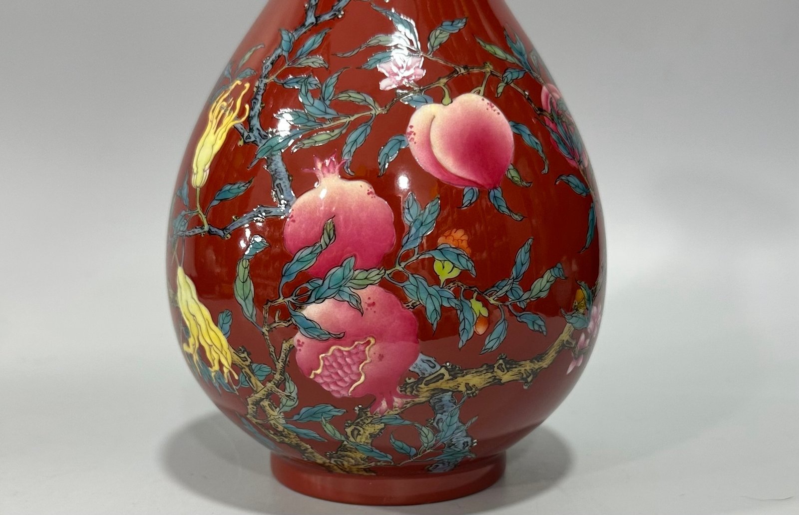 Qing Dynasty Yongzheng Enamel coral red three-dot pattern jade pot spring vase